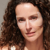 Model trägt APRICOT Augenpads mit Aloe vera aus medizinischem Silikon für die Augen- und Schläfenpartie