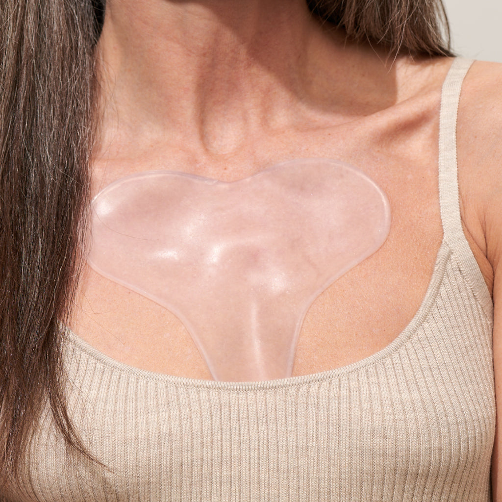 Model trägt APRICOT Dekolleté Pad mit Hyaluron aus medizinischem Silikon für die Dekolletépartie