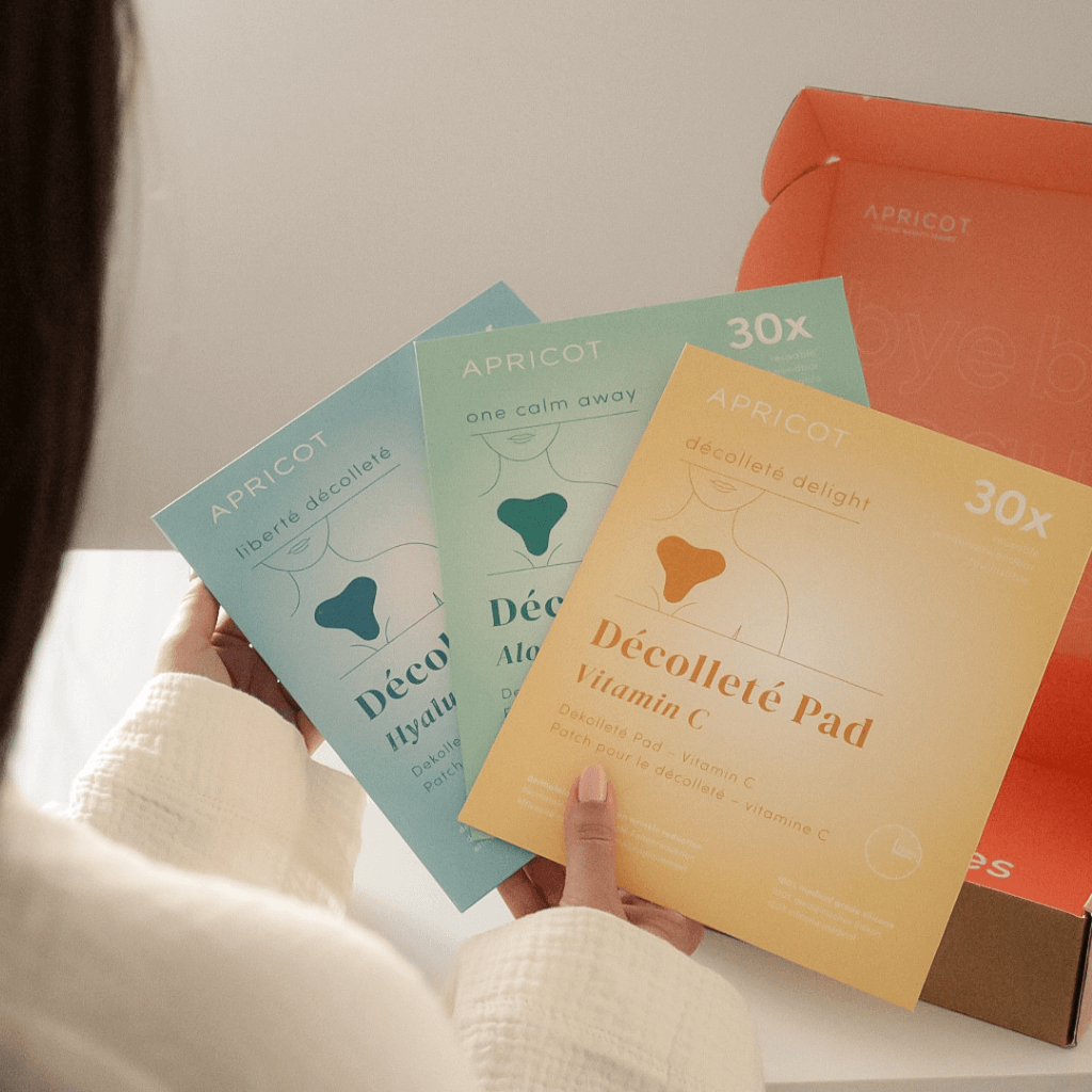 Moodbild zum APRICOT Beauty-Set bestehend aus Vitamin C Dekolleté Pad, Aloe vera Dekolleté Pad und Hyaluron Dekolleté Pad