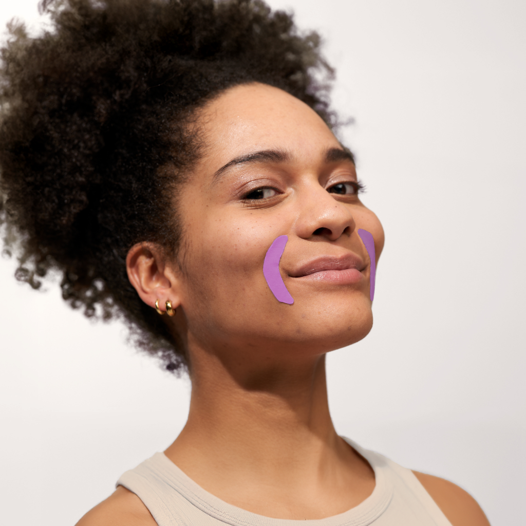 Model trägt APRICOT Mund Patches mit Ectoin aus Bio-Baumwolle für die Mundpartie