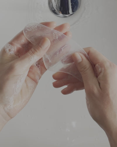 Anwendung des Reinigungsgel mit Aloe vera für eine schonende und hygienische Pflege der wiederverwendbaren Silikon-Pads.