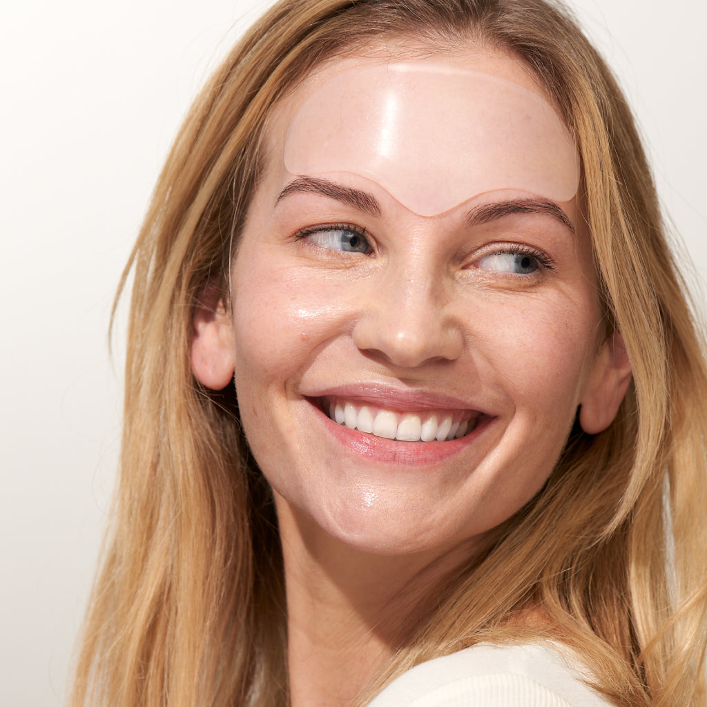 Model trägt APRICOT Stirn Pad mit Hyaluron aus medizinischem Silikon für die Stirnpartie